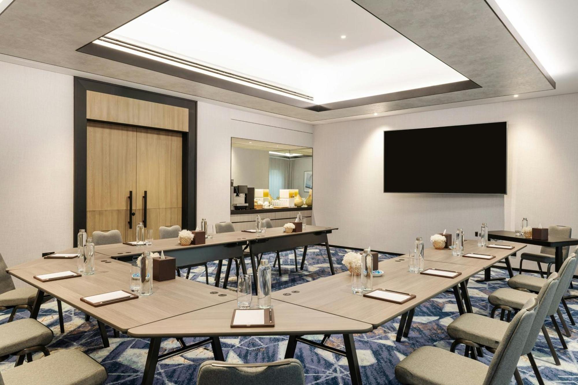 Отель Sheraton Mall Of The Emirates Hotel,