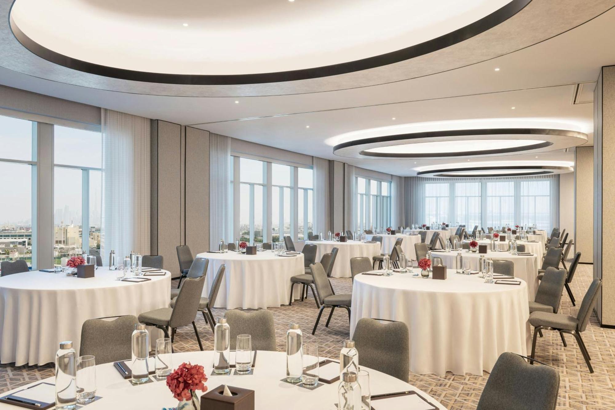 Отель Sheraton Mall Of The Emirates Hotel,